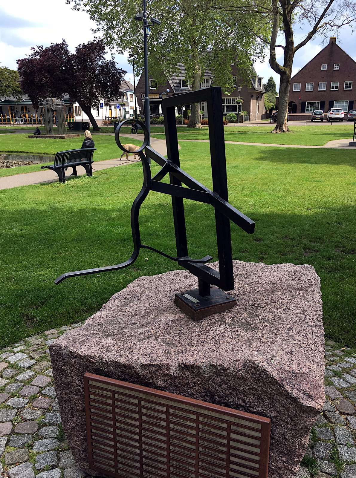 Echte foto van het monument De Dwersklippel op de zwerfkei in Het Park in Nuenen
